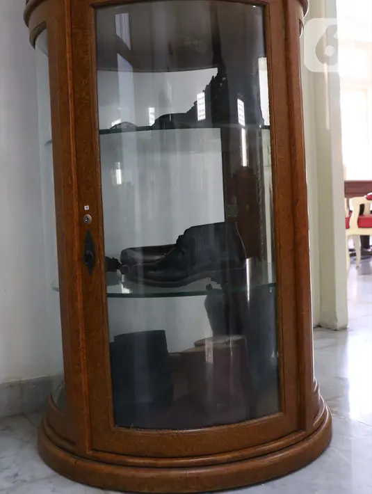 Koleksi sepatu asli milik seniman betawi, Benyamin Suaeb tersimpan di Gedung Taman Benyamin Suaeb, Jakarta, Selasa (23/6/2020). Taman Benyamin Suaeb menyimpan sejumlah koleksi asli milik seniman betawi, Benyamin Suaeb dan beberapa replika rumah bergaya betawi. (Liputan6.com/Helmi Fithriansyah)