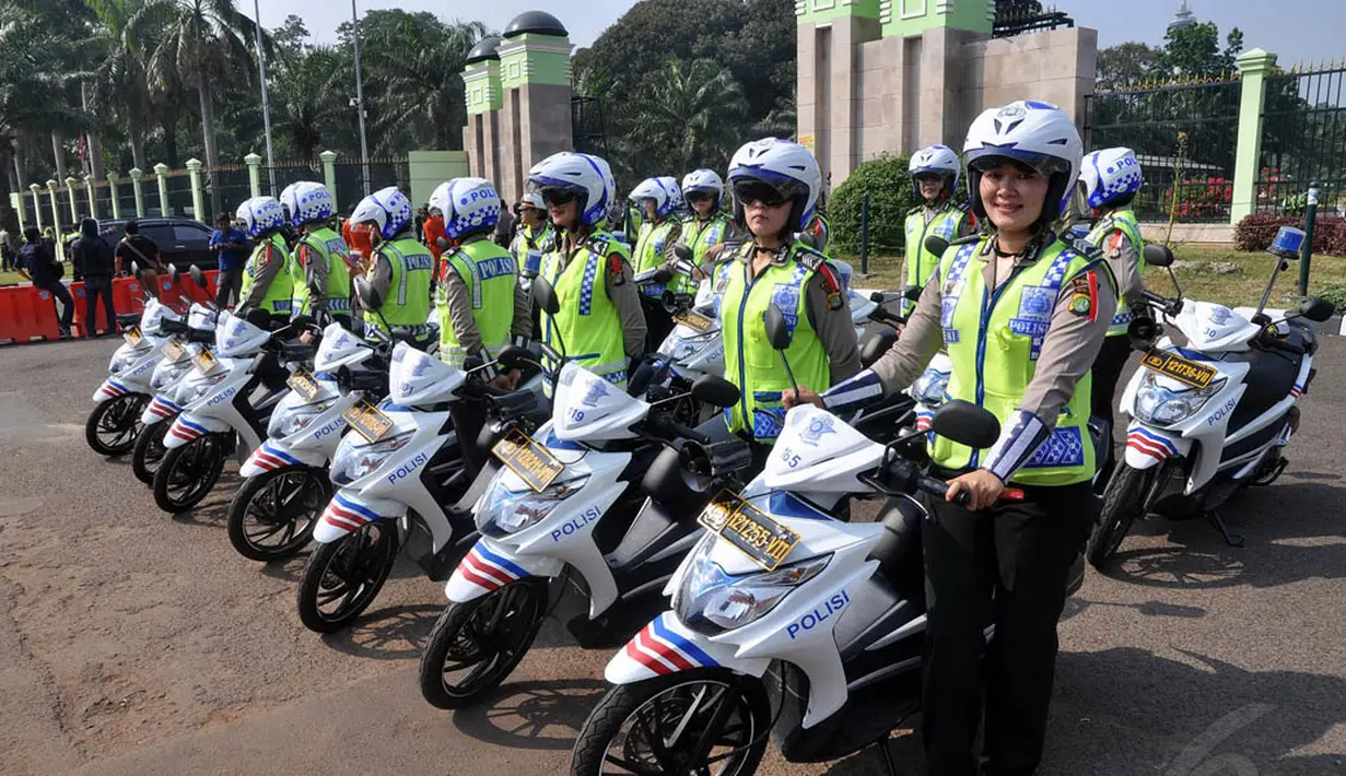 Sejumlah polwan berbaris di depan gedung DPR sebagai pengamanan pelantikan Jokowi-JK, Jakarta, (20/10/14). (Liputan6.com/Miftahul Hayat) 