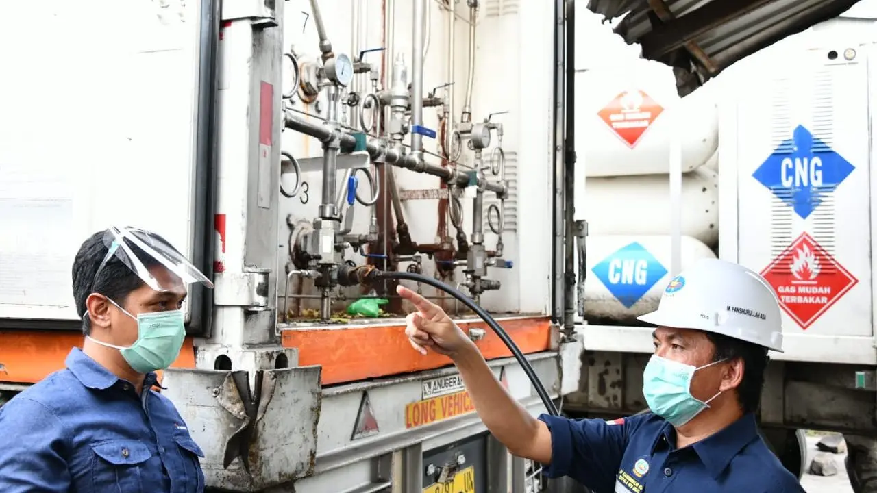 Kepala BPH Migas M Fanshurullah Asa dan Anggota Komisi VII DPR RI Ridwan Hisjam melakukan kunjungan kerja ke Demak untuk meninjau pembangunan pipa distribusi gas bumi milik PT Pertagas Niaga.