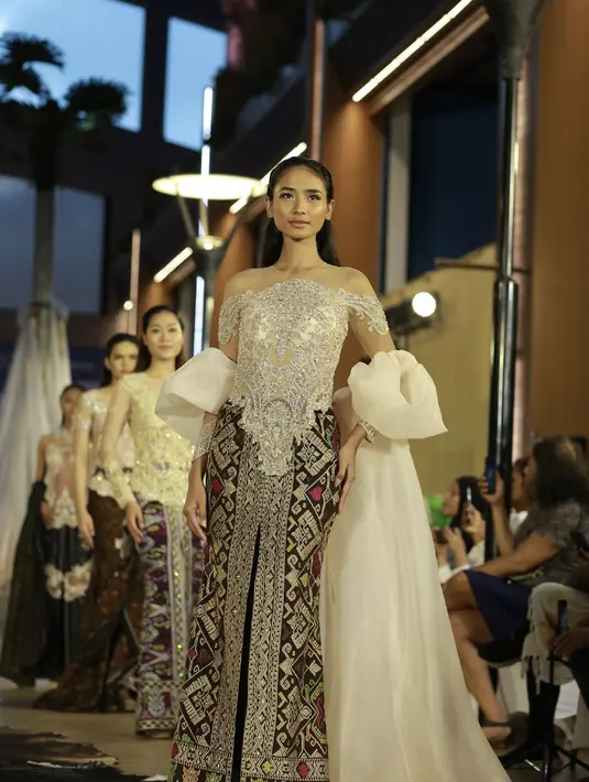 Rumah Kebaya meluncurkan Kembali produk kebaya dengan tema "Motra”. Produk ini khusus di desain dengan mempertimbangan berbagai warna, corak, motif dan kesulitan pengerjaan payet sehingga menciptakan sebuah karya yang bermakna.  [Credit: IFC]