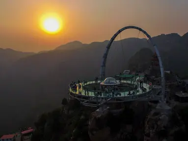 Sebuah panggung berlantai kaca berada di tempat wisata yang berada di pinggir tebing di Shilinxia, Beijing, 30 april 2016. Panggung kaca yang menggantung hingga 32.8 meter dari tepi tebing ini merupakan objek wisata baru di China. (AFP PHOTO/STR)