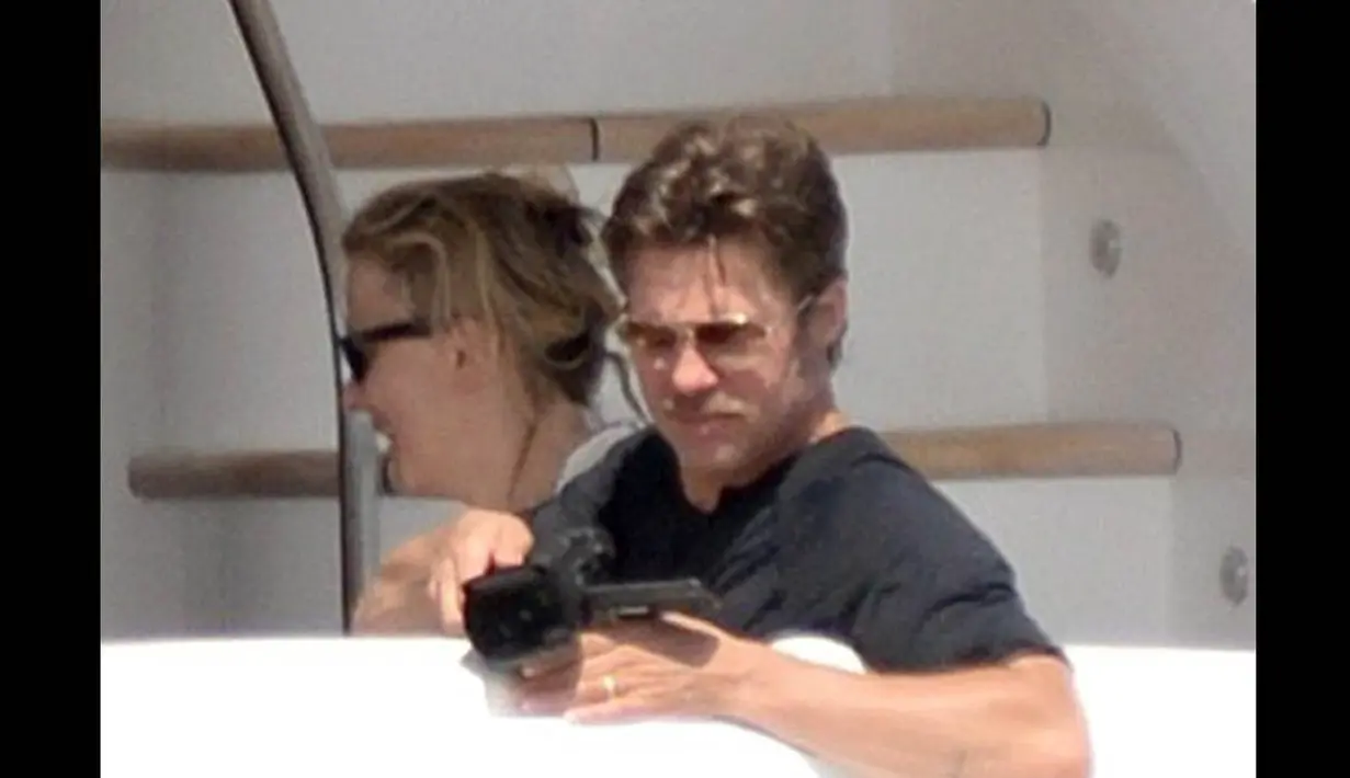 Sang suami, Brad Pitt memakai t-shirt berwarna gelap, Malta, Senin (15/9/14). (Dailymail)