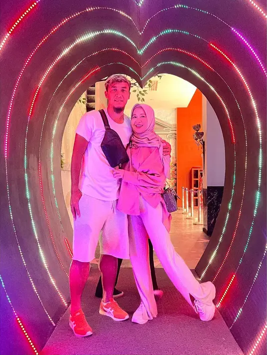 Meski perbedaan usia mereka bisa dibilang cukup mencolok, tapi keduanya bisa menunjukkan kehidupannya sangat harmonis. Ibunda Kiesha Alvaro yang kini usianya telah 40 tahun juga dipuji awet muda. [Instagram/okieagustina_]