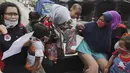 Perempuan dan anak-anak menaiki mobil bak terbuka untuk dievakuasi dari rumah mereka di lereng Gunung Merapi, di Krinjing, Jawa Tengah, Jumat (6/11/2020). Evakuasi dilakukan bagi warga lereng Merapi menyusul peningkatan status aktivitas vulkanik gunung tersebut. (AP Photo/Taufiq Rozzaq)