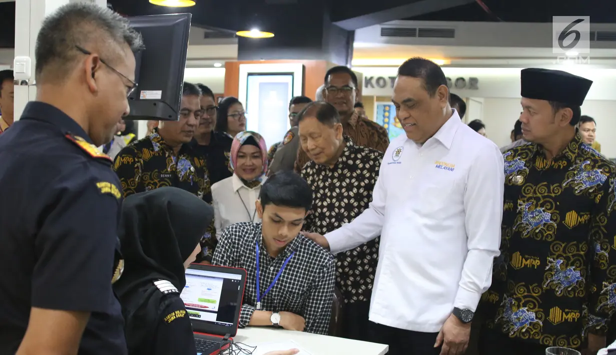 Menteri PANRB  Syafruddin, Wali Kota Bogor Bima Arya dan Pendiri Grup Lippo Mochtar Riady  Meninjau Mal Pelayanan Publik (MPP) di Lippo Plaza Kebun Raya Bogor, Senin (26/8/2019). MPP merupakan inovasi pelayanan publik yang menjadi program pemerintah. (Liputan6.com/Angga Yuniar)
