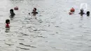 Para pengunjung antusias bermain pasir dan berenang. (Liputan6.com/Herman Zakharia)