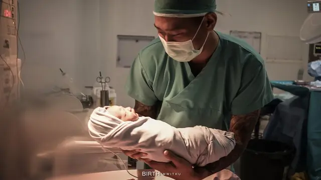 Nadia Saphira momong putra pertamanya (Foto: Instagram nadsap/birth.imwithu)