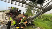 Bus Ardiansyah dengan nopol S 7322 UW hancur akibat kecelakaan di tol Sumo. (Dian Kurniawan/Liputan6.com)