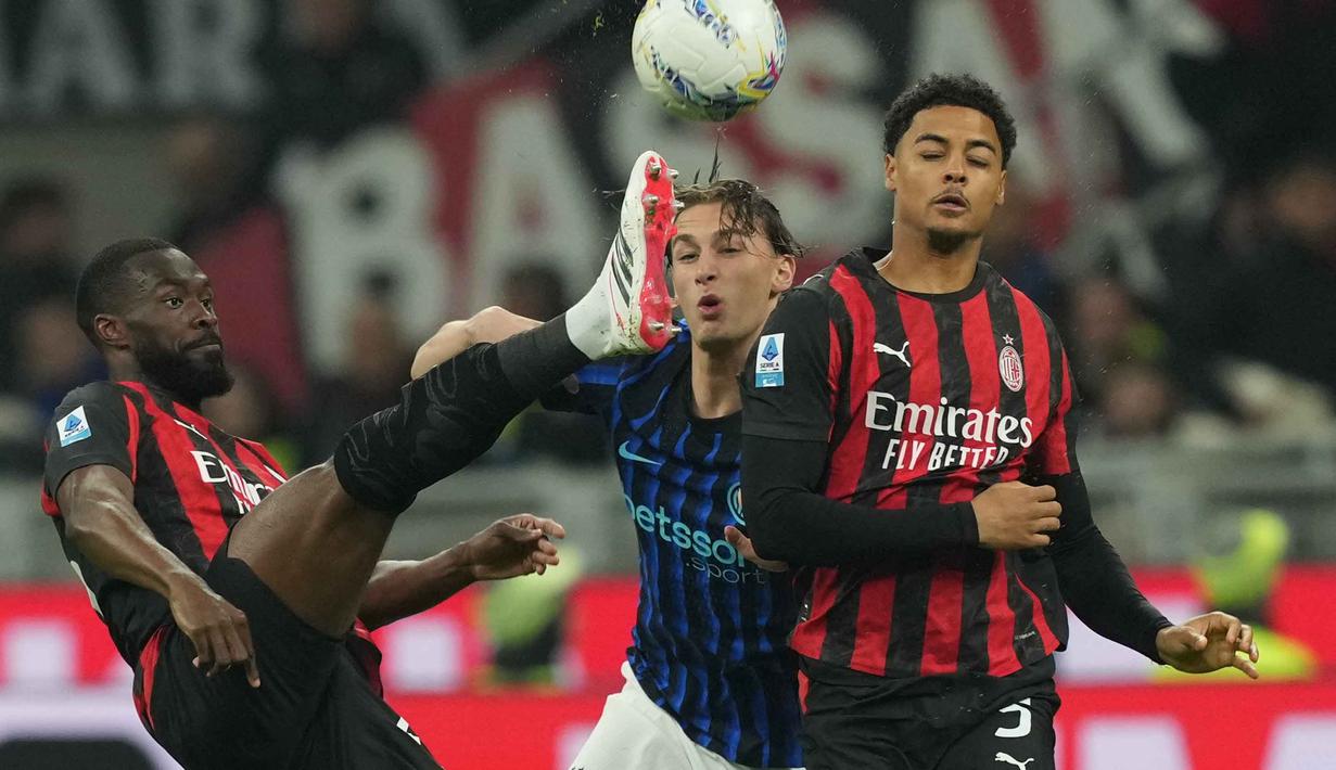 Usai jeda, Inter Milan bermain lebih ketat dan segera mengurung pertahanan AC Milan. Tampak dalam foto, pemain AC Milan, Fikayo Tomori (kiri), menghalau bola di depan Francesco Pio Esposito dari Inter Milan dan Koni De Winter dari AC Milan saat pertandingan pekan ke-28 Serie A Italia 2025/2026, di Stadion San Siro, Minggu 8 Maret 2026 waktu setempat atau Senin (9/3/2026) dini hari WIB. (AP Photo/Antonio Calanni)
