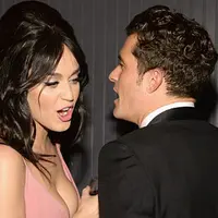 Katy Perry dan Orlando Bloom dikabarkan kembali menjalani hubungan spesial setelah putus selama beberapa bulan. Kabar burung ini didukung dengan beberapa bukti yang menyiarkan keduanya terlihat bersama. (doc. Daily Mail)