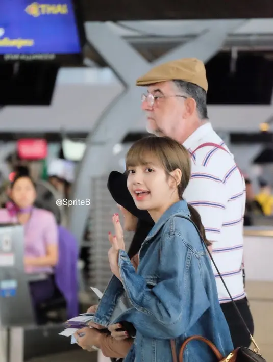 Di beberapa kesempatan ia terlihat mendampingi sang buah hati yang kini sudah jadi superstar. [via koreaboo]