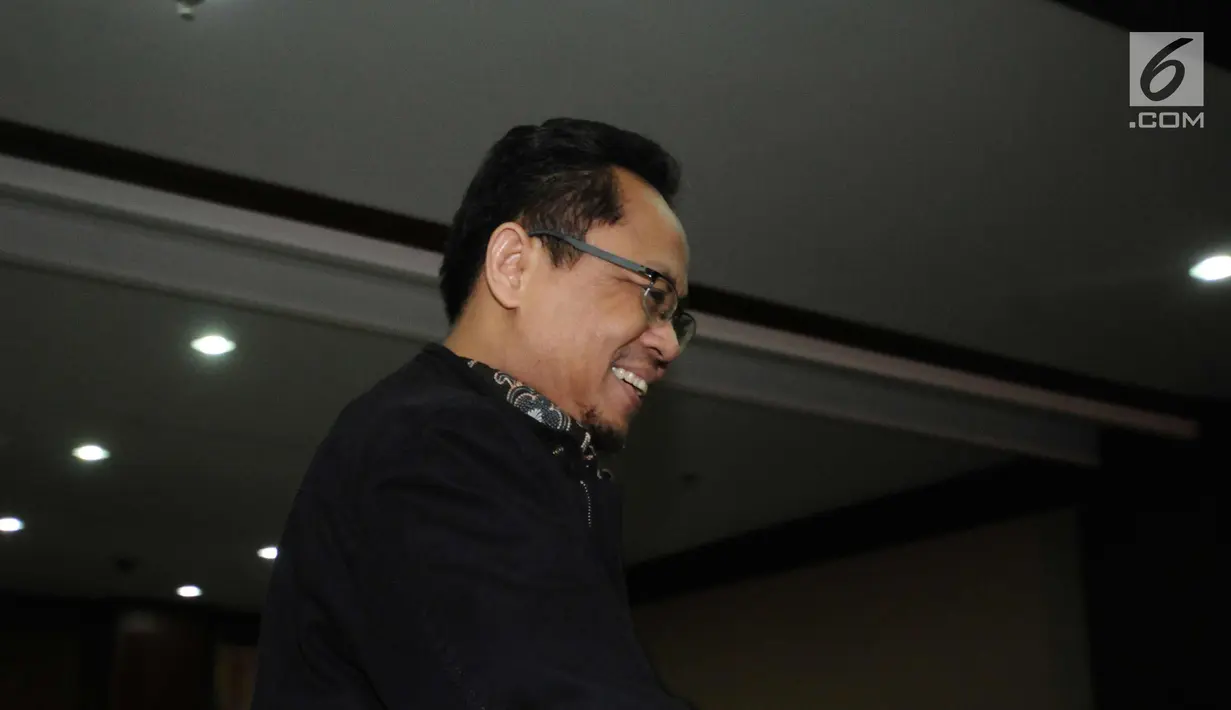 Mantan auditor Utama Keuangan Negara III BPK, Rochmadi Saptogiri jelang sidang putusan di Pengadilan Tipokor, Jakarta, Senin (5/3). Rochmadi divonis hukuman tujuh tahun penjara dan denda Rp 300 juta. (Liputan6.com/Helmi Fithriansyah)