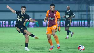 Pemain Dewa United, Ivar Jenner, melepaskan tendangan saat melawan Borneo FC dalam pekan ke-22 BRI Super League 2025/2026 di Stadion Indomilk Arena, Tangerang, pada Minggu (22/2/2026). (Bola.com/M Iqbal Ichsan)