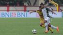 Pemain PS Tira, Pandi Lestaluhu (kanan) berebut bola dengan pemain Bhayangkara FC pada lanjutan Liga 1 2018 di Stadion PTIK, Jakarta, Jumat (4/5/2018). Bhayangkara bermain imbang 1-1 dengan PS Tira. (Bola.com/Nick Hanoatubun)