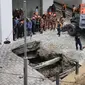 Sinkhole di Jalan Masjid India, Kuala Lumpur, Malaysia. (AP/ Vincebt Thian)