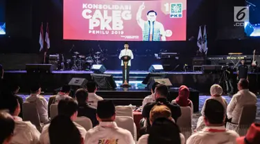 Presiden Joko Widodo memberikan paparan saat menghadiri konsolidasi calon legislatif Partai Kebangkitan Bangsa (PKB) Pemilu 2019 sekaligus haul Abdurrahman Wahid, Gus Dur di Balai Sarbini, Jakarta, Senin (17/12). (Liputan6.com/Faizal Fanani)