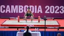 Atlet Indonesia Muhammad Husni bertanding di nomor angkat besi 55 kilogram putra pada Pesta Olahraga Asia Tenggara (SEA Games) ke-32 di Phnom Penh pada 13 Mei 2023. (AFP/Mohd Rasfan)