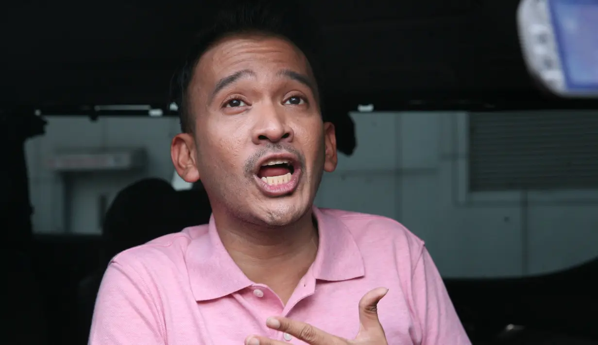 "Saya mengenal sosok Rina hanya dengan di teve dan ketemu ngobrol, jalan juga enggak pernah. Saya yakin ada sesuatu yang membuat dia mengambil tindakan-tindakan itu," kata Ruben Onsu. (Nurwahyunan/Bintang.com)