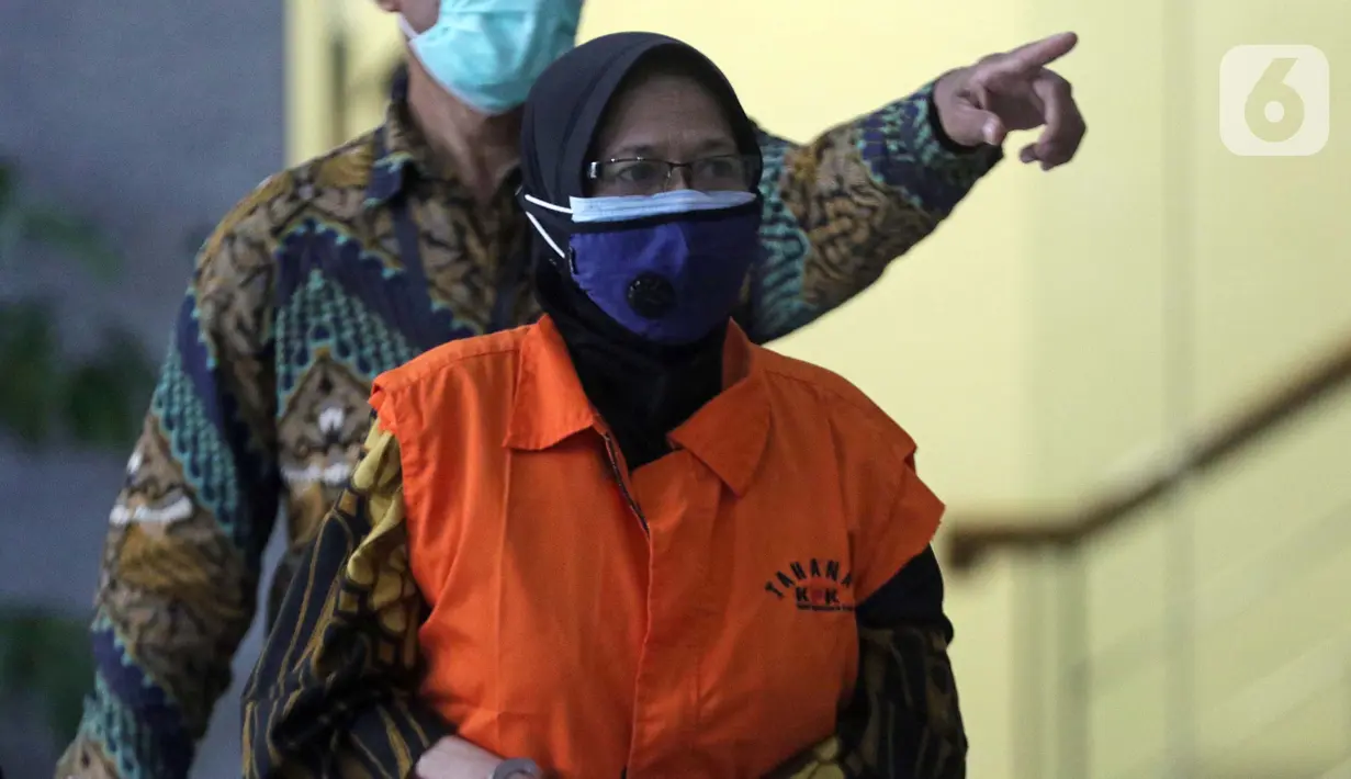 Andririni Yaktiningsasi bersiap menjalani rilis penetapan penahanan di Gedung KPK, Jakarta, Jumat (3/9/2021). Andririni Yaktiningsasi merupakan tersangka dugaan korupsi terkait pengadaan pekerjaan jasa konsultasi di Perum Jasa Tirta II tahun 2017. (Liputan6.com/Helmi Fithriansyah)