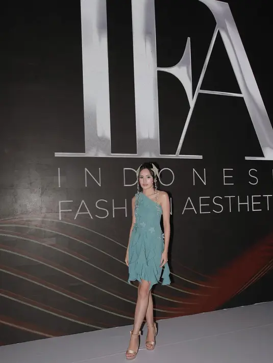 Sentuhan bordiran berbentuk bintang laut pada bagian pinggang semakin memperkuat tema underwater princess yang diusung oleh koleksi ini. [@bebytsabina].