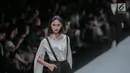 Model mengenakan busana persembahan "COTTONINK" pada Jakarta Fashion Week 2019 di Senayan City, Rabu (24/10/2018). Pada peragaan busana itu "COTTONINK" mempersembahkan sejumlah rancangan dari beberapa artis. (Liputan6.com/Faizal Fanani)