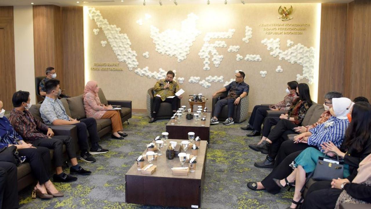 Menteri Koordinator Bidang Perekonomian Airlangga Hartarto ketika menerima audiensi startup logistik digital Shipper dan sejumlah brand UMKM, Sabtu (13/8/2022).