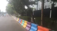 Separator di depan Kedubes Amerika Serikat di Jalan Medan Merdeka Selatan masih berwarna-warni pelangi. (Liputan6.com/Delvira Hutabarat)