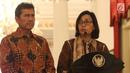 Menteri Keuangan (Menkeu) Sri Mulyani (kanan) didampingi MenPANRB Asman Abnur memberi keterangan terkait THR di Istana Negara, Jakarta, Rabu (23/5). (Liputan6.com/Angga Yuniar)