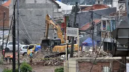 Petugas mengoperasikan alat berat membongkar bangunan permukiman di kawasan Rawa Bunga, Jakarta, Rabu (13/3). Pembongkaran bangunan dilakukan untuk lahan pembangunan Tol Becakayu seksi 1a rute Casablanca-Cipinang Melayu. (merdeka.com/Iqbal S. Nugroho)