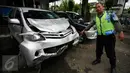 Petugas menunjukan mobil yang ringsek akibat kecelakaan lalulintas di simpang empat Tugu Pal Putih Yogyakarta, Senin (30/5). Kecelakaan yang terjadi pada minggu (29/5) pagi ini menewaskan 2 orang. (Boy Harjanto)