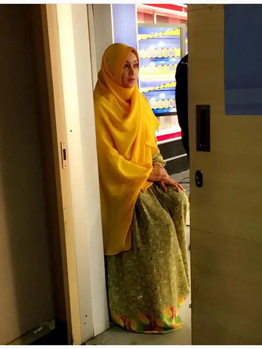 Meski terkejut, presenter dan pemeran ini mengatakan bahwa selama ini hubungannya dengan lelaki yang lebih muda lima thun itu baik-baik saja. Semuanya indah dan membahagiakan. (dok. Instagram/terryputri)