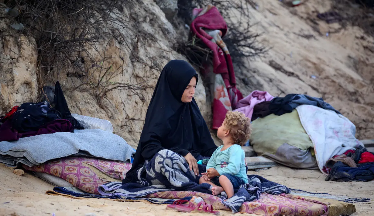 Kebutuhan tenda kini menjadi hal yang sangat penting akibat blokade bantuan yang dilakukan Israel. Situasi ini membuat warga Gaza kehilangan harapan untuk memperoleh tempat berlindung. (Eyad BABA/AFP)