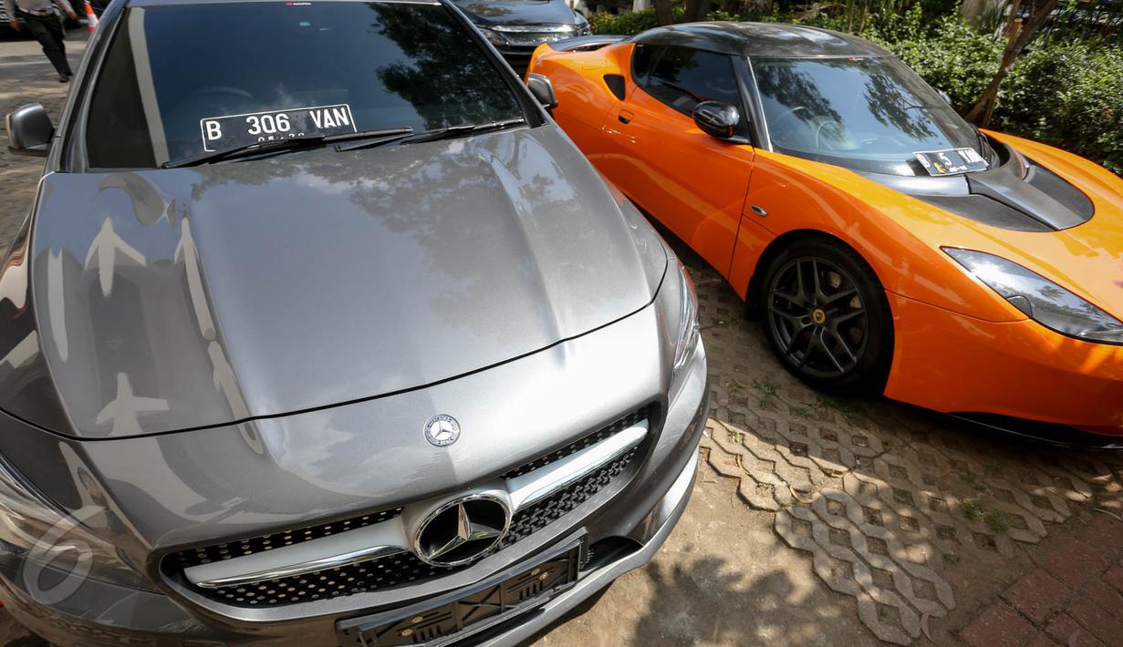 Petugas rilis mobil mewah berplat nomor palsu di Kantor Satlantas Jakarta Utara, Kamis (28/5/2015). Satlantas Jakarta Utara berhasil mengamankan beberapa unit mobil mewah yang diduga bodong. (Liputan6.com/Faizal Fanani)