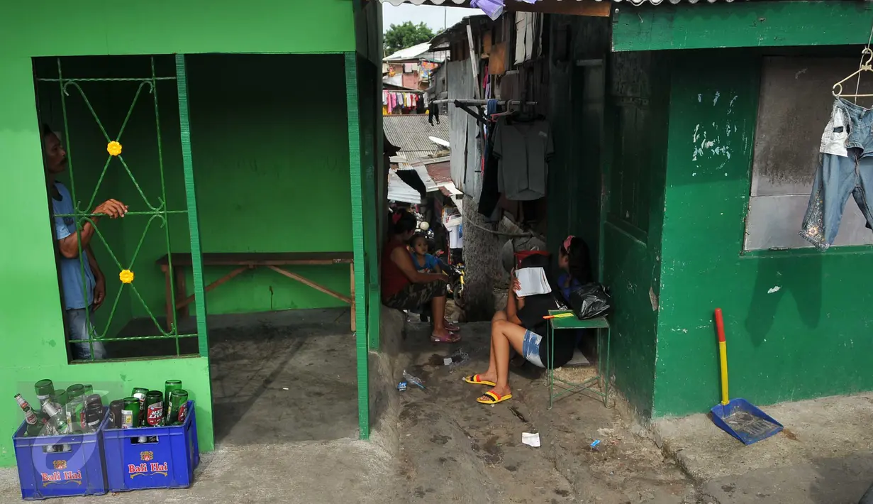 Aktivitas warga di Kawasan Kali Jodoh, Jakarta, Selasa (16/2). Pemerintah DKI Jakarta rencananya akan merelokasi kawasan kalijodo. (Liputan6.com/Gempur M Surya)