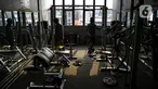 Pekerja merapikan tempat pusat kebugaran Mark Gym di kawasan Tebet, Jakarta, Selasa (5/10/2021). Meski demikian, tetap diberlakukan pembatasan seperti jumlah pengunjung maksimal 25 persen.  (Liputan6.com/Faizal Fanani)