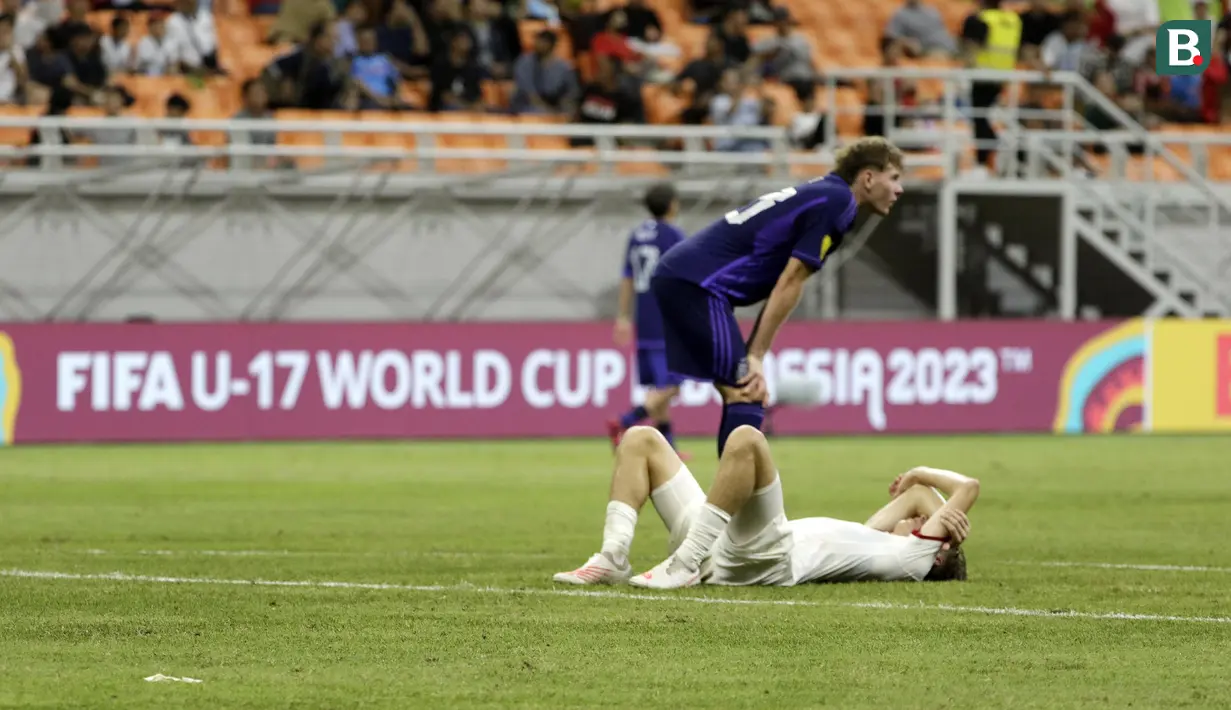 <p>Reaksi kecewa Seorang pemain Timnas Polandia U-17 dengan berbaring di lapangan setelah dikalahkan Timnas Argentina U-17 dengan skor 0-4 pada laga ketiga Grup D Piala Dunia U-17 2023 di Jakarta International Stadium (JIS), Jakarta Utara, Jumat (17/11/2023). (Bola.com/Ikhwan Yanuar)</p>