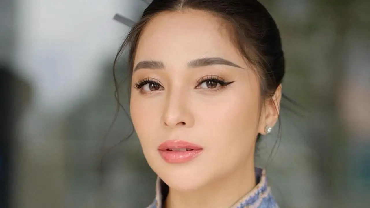 Pesona Nikita Willy Dibalut Baju Chinese Qipao