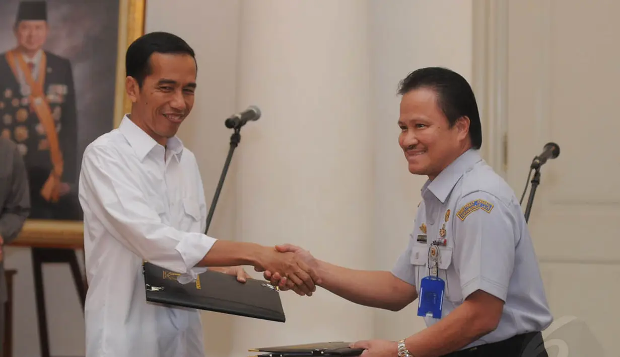 Gubernur DKI Jakarta Joko Widodo dan Dirjen Perhubungan Laut Kemenhub Bobby Mamahit, bersalaman usai penandatanganan perjanjian kerja sama di Balaikota Jakarta, Kamis (14/8/14). (Liputan6.com/Herman Zakharia)