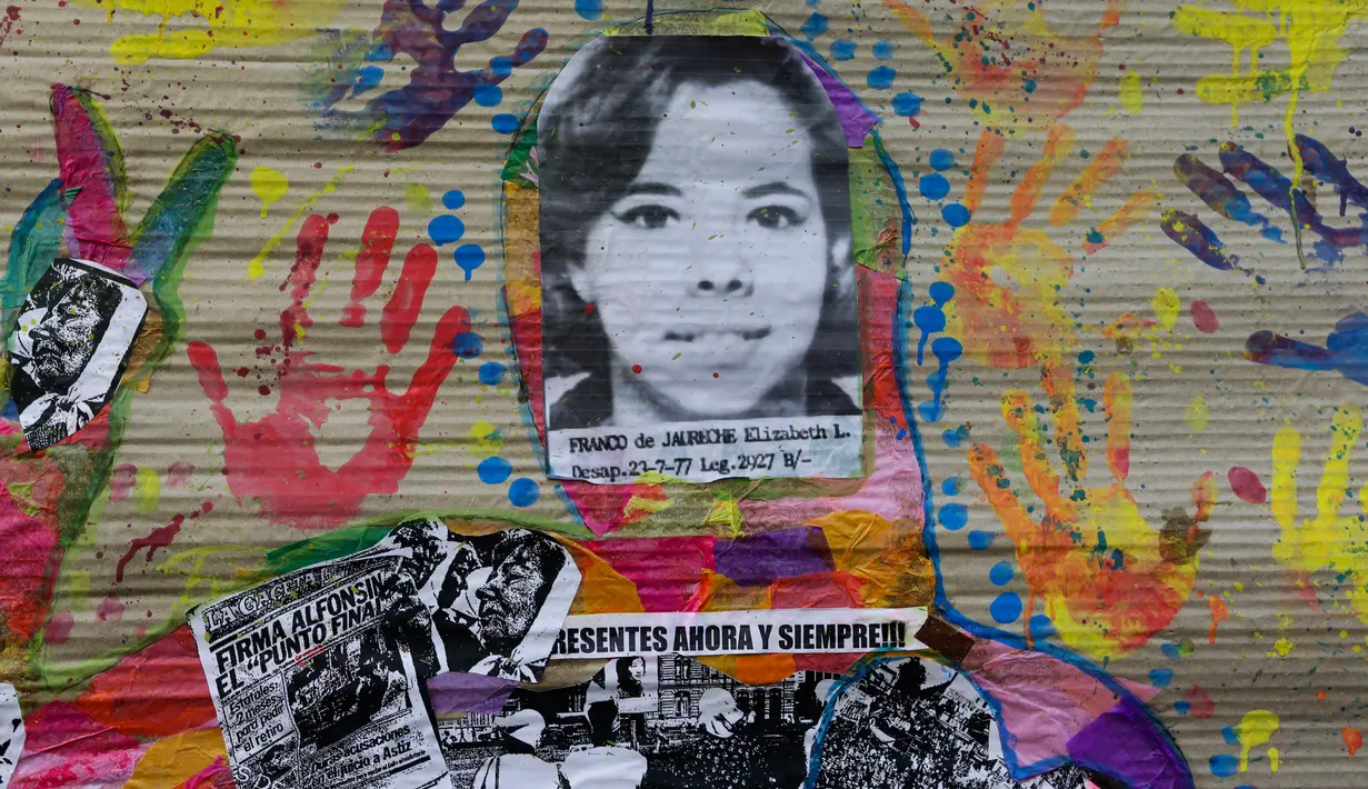 Sebuah foto dari Elizabeth Lilia Franco de Jauretche yang diculik dan menghilang pada tanggal 23 Juli 1977 dipampang saat pawai parade peringatan 41 tahun kudeta militer di Buenos Aires, Argentina (24/3). (AP Photo/Victor R. Caivano)