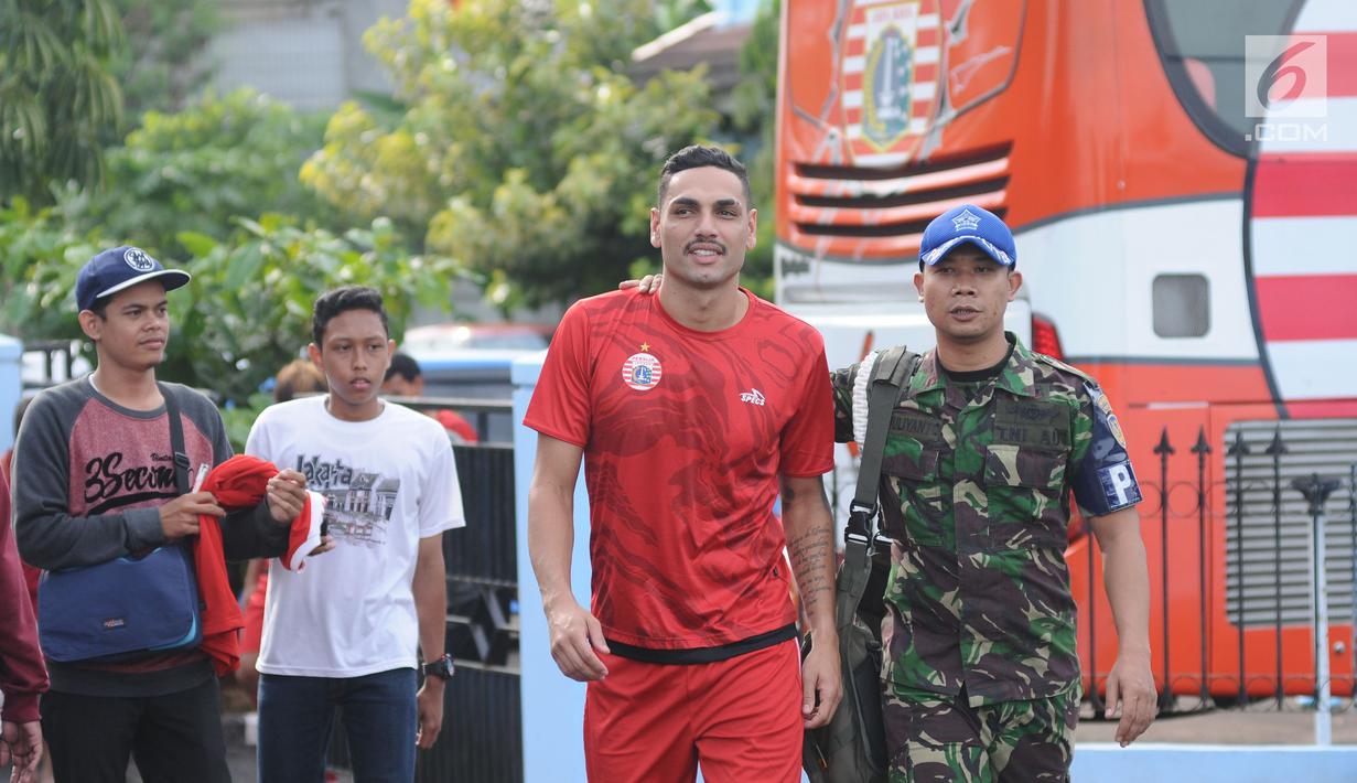 Pemain Persija asal Brasil, Jaimerson da Silva Xavier (kedua kanan) jelang latihan di Lapangan Sutasoma, Halim Perdanakusuma, Jakarta, Jumat (29/12). Pemain kelahiran Guarulhos, Brasil itu dikontrak untuk satu musim. (Liputan6.com/Helmi Fithriansyah)