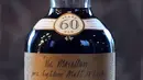 Botol wiski Macallan Valerio Adamai 1926 ditampilkan selama lelang di Edinburgh, Skotlandia, Rabu (3/10). Wiski ini telah tersimpan di dalam tong kayu selama 60 tahun sebelum kemudian dimasukkan dalam botol pada 1986. (AFP/Andy Buchanan)