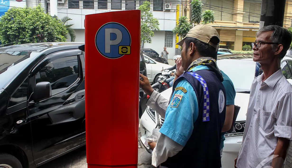 Selain mampu mengurangi kemacetan, parkir meter di lokasi tersebut juga mampu mendongkrak pendapatan dari retribusi parkir hingga 12 kali lipat, Jakarta, Senin (6/10/2014) (Liputan6.com/Faizal Fanani)