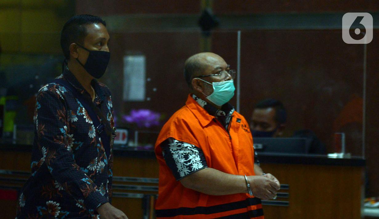 Bupati Kutai Timur Ismunandar mengenakan rompi tahanan usai menjalani pemeriksaan pascaterjaring terjaring OTT di Gedung KPK, Jakarta, Jumat (3/7/2020). KPK melaporkan sebanyak 15 orang diamankan dalam operasi tersebut. (merdeka.com/Imam Buhori)