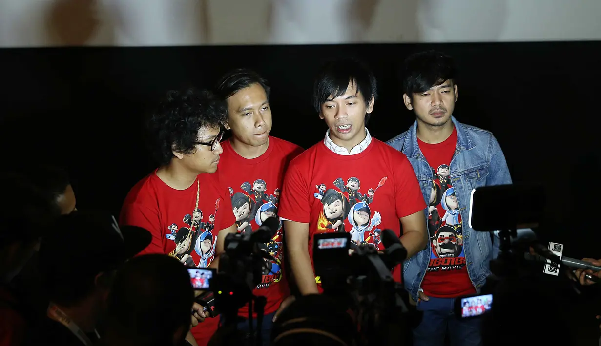 Dalam film Boboi Boy, D'Masiv menjadi pengisi soundtrack. Ia membawakan lagu yang telah ada sebelumnya berjudul 'Di Bawah Langit Yang Sama'. (Nurwahyunan/Bintang.com)