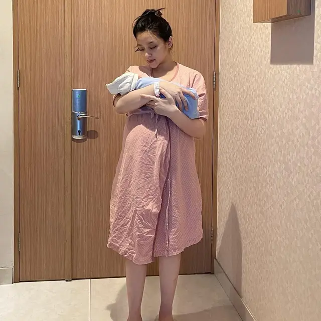 Suaminya Diduga Selingkuh dengan Arawinda, Ini 6 Potret Amanda Zahra Momong Anak