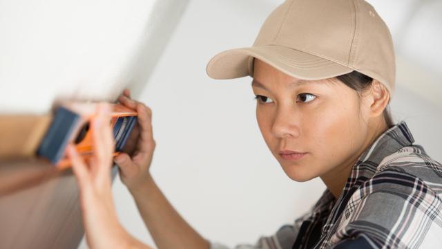 8 Cara Memasang Wallpaper Dinding bagi Pemula, Hasilnya Rapi dan Menempel Sempurna