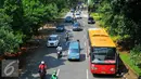 Bus Transjakarta saat berhenti di halte Universitas Indonesia Depok, Jakarta, Senin (25/4/2016). Transjakarta tambah 4 rute baru untuk memudahkan warga luar Jakarta. (Liputan6.com/Yoppy Renato)