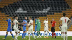 Reaksi para pemain usai pertandingan grup A3 UEFA Nations League antara Inggris melawan Italia di Stadion Molineux di Wolverhampton, Inggris, Minggu (12/6/2022). Pertandingan berakhir imbang dengan skor 0-0. (AP Photo/Jon Super)