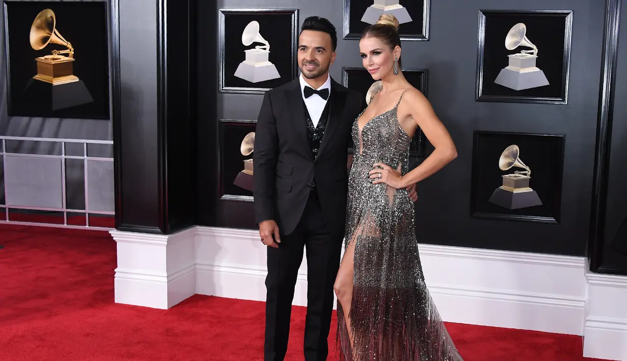 Luis Fonsi dan Agueda Lopez tampil elegan dan anggun bersama di momen red carpet Grammy Awards 2018. (ANGELA WEISS / AFP)