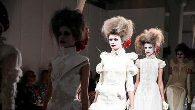 015202600 1542958052 seram ada zombie di fashion show new york